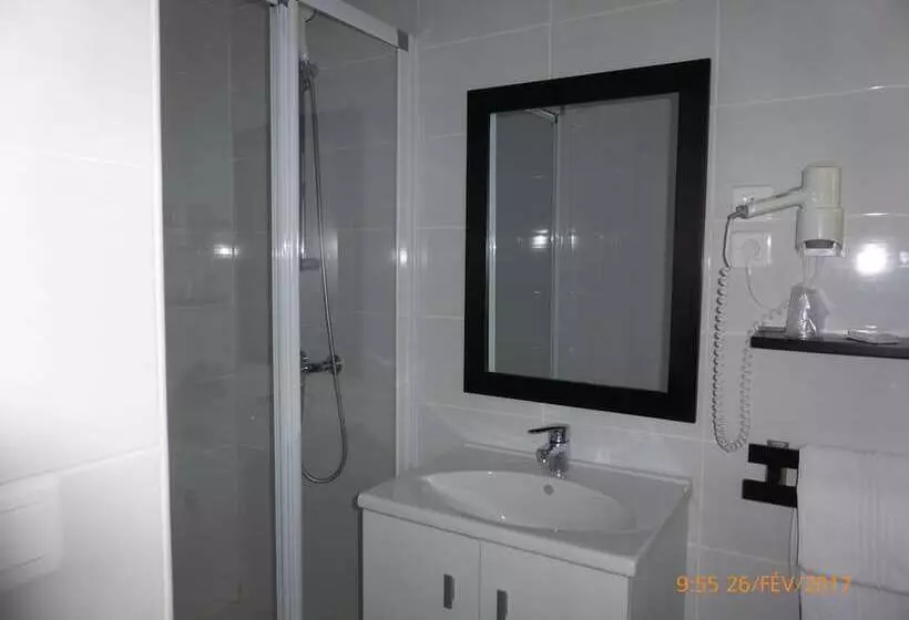 Hotel The Originals Access, Hostellerie Des Pins