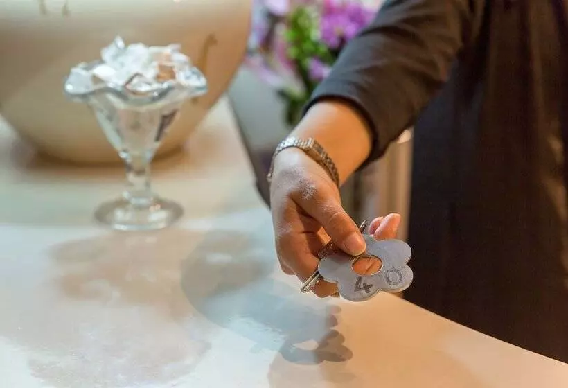 Hotel The Originals Access, Hostellerie Des Pins