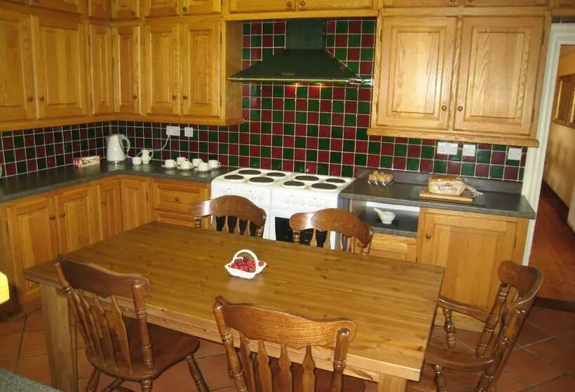 Ashleigh House Hot Tub, Snooker Table, Sleeps 24