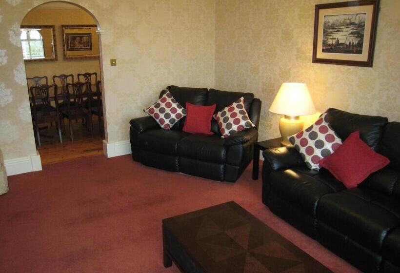 Ashleigh House   Hot Tub, Snooker Table, Sleeps 24