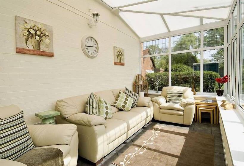 Ashleigh House   Hot Tub, Snooker Table, Sleeps 24