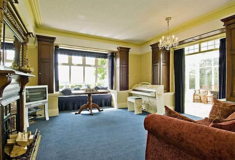 Ashleigh House Hot Tub, Snooker Table, Sleeps 24