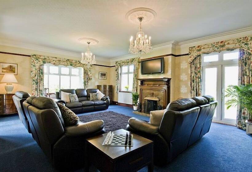 Ashleigh House   Hot Tub, Snooker Table, Sleeps 24