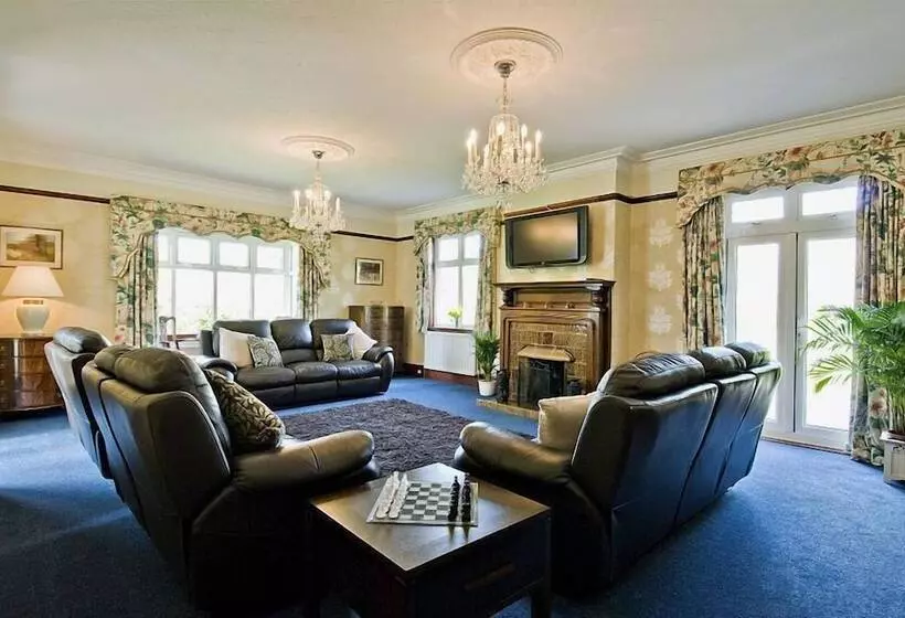 Ashleigh House Hot Tub, Snooker Table, Sleeps 24