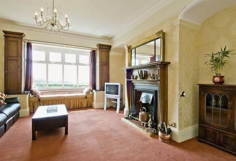 Ashleigh House Hot Tub, Snooker Table, Sleeps 24