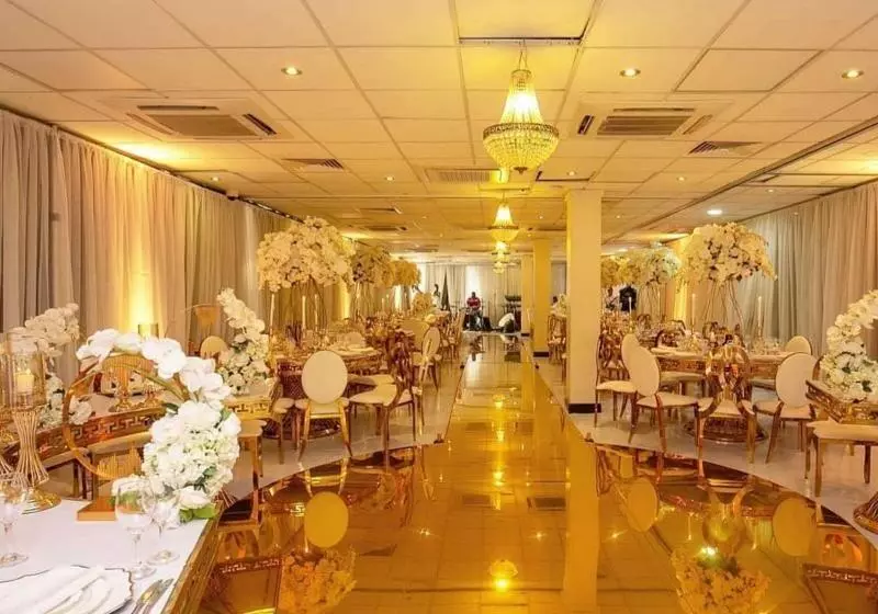 ホテル Golden Tulip Accra