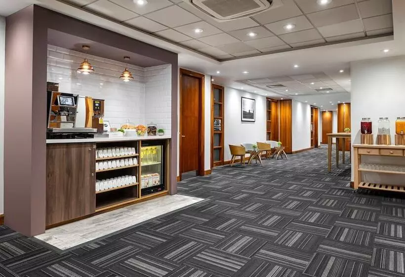 Отель Holiday Inn High Wycombe M40, Jct.4, An Ihg