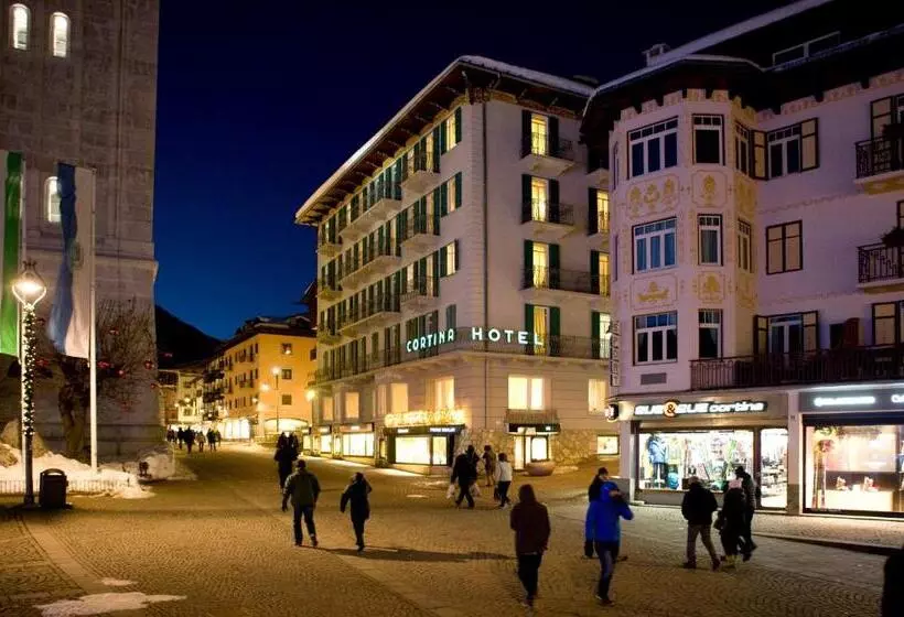 Отель Cortina