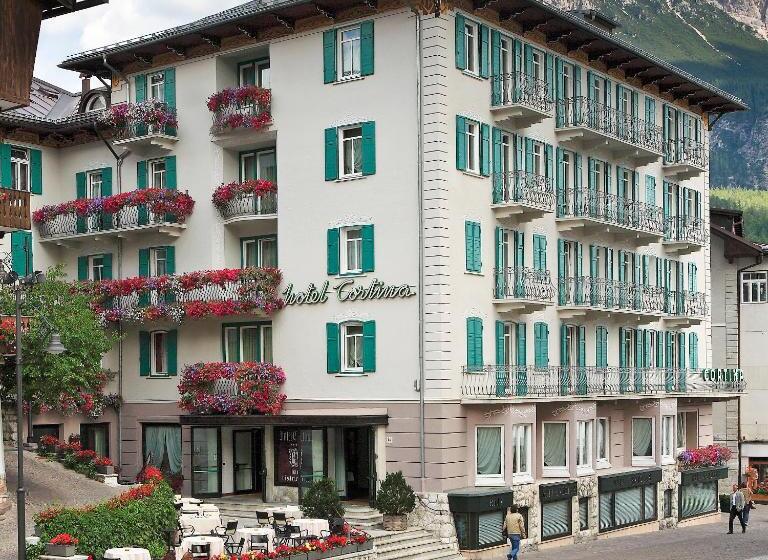 هتل Cortina