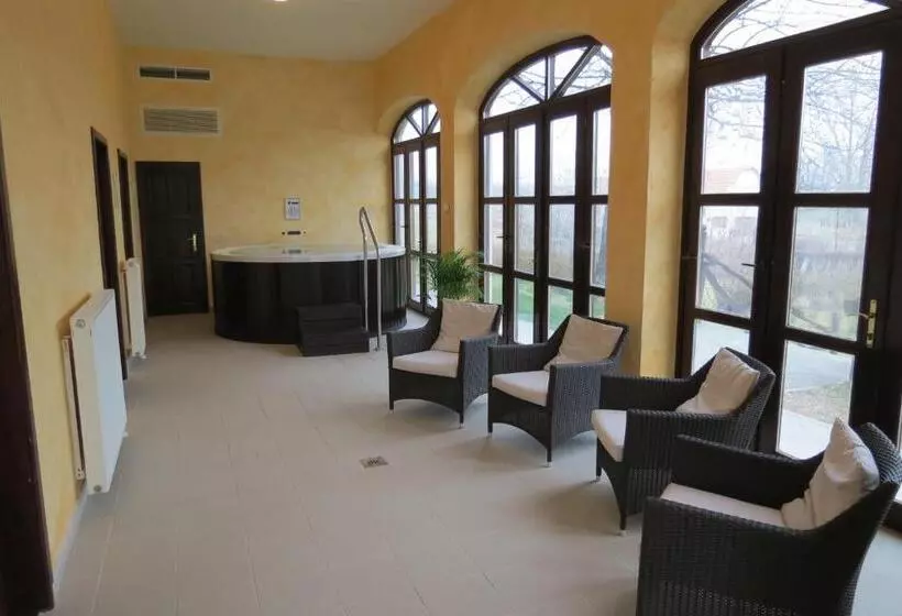 호텔 Sarlóspuszta Club