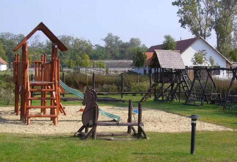 호텔 Sarlóspuszta Club