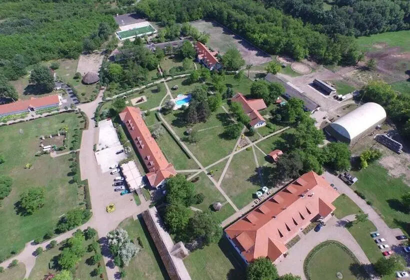 호텔 Sarlóspuszta Club