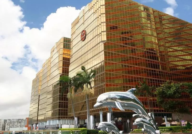 The Royal Pacific Hotel & Towers