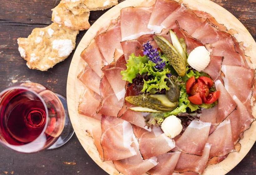 Solaia Hotel & Guesthouse