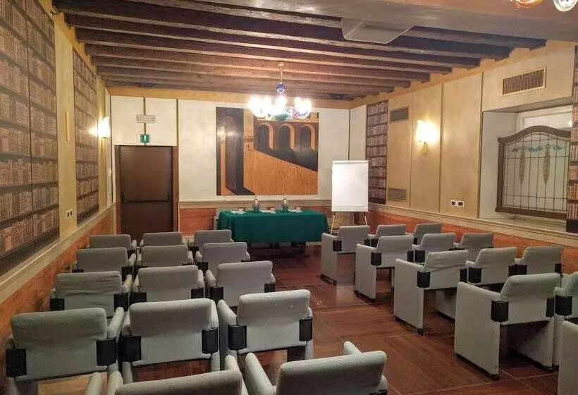 هتل Saturnia & International