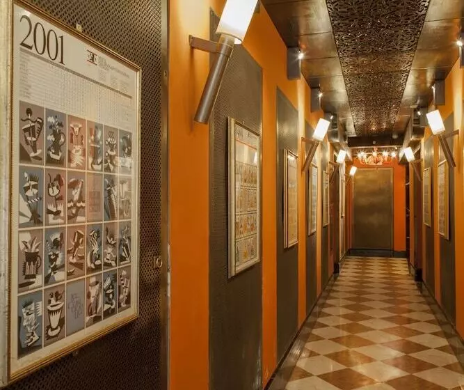 هتل Saturnia & International