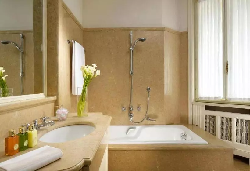 Отель Villa Cortine Palace Relais Chateaux