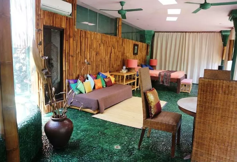 ホテル La Taverna Suites