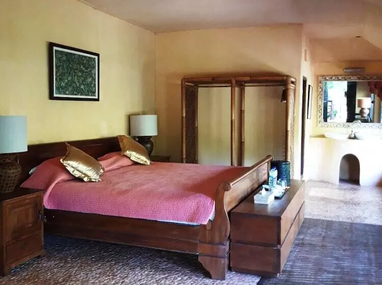 ホテル La Taverna Suites