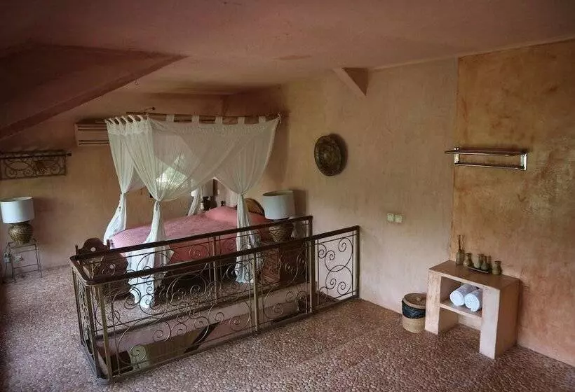 ホテル La Taverna Suites