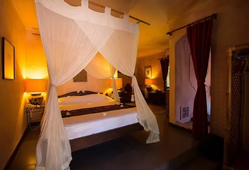 ホテル La Taverna Suites