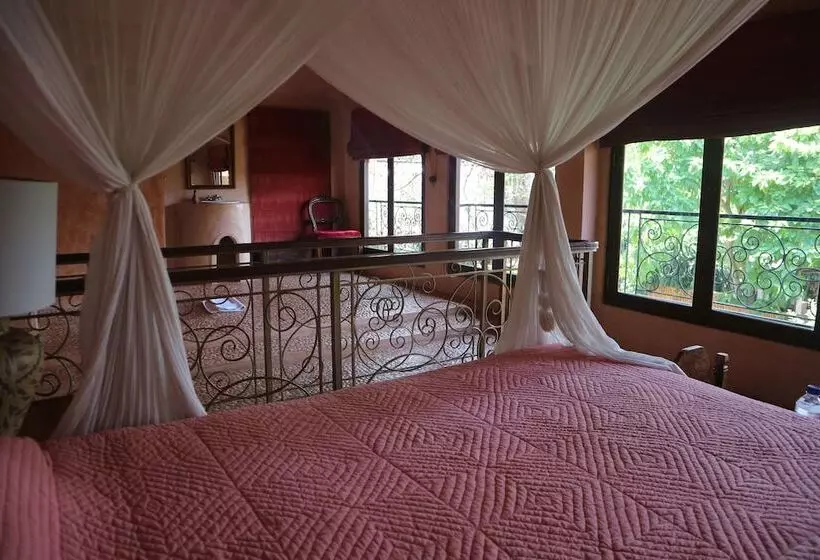 ホテル La Taverna Suites