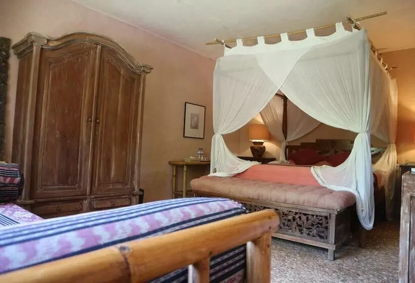 ホテル La Taverna Suites