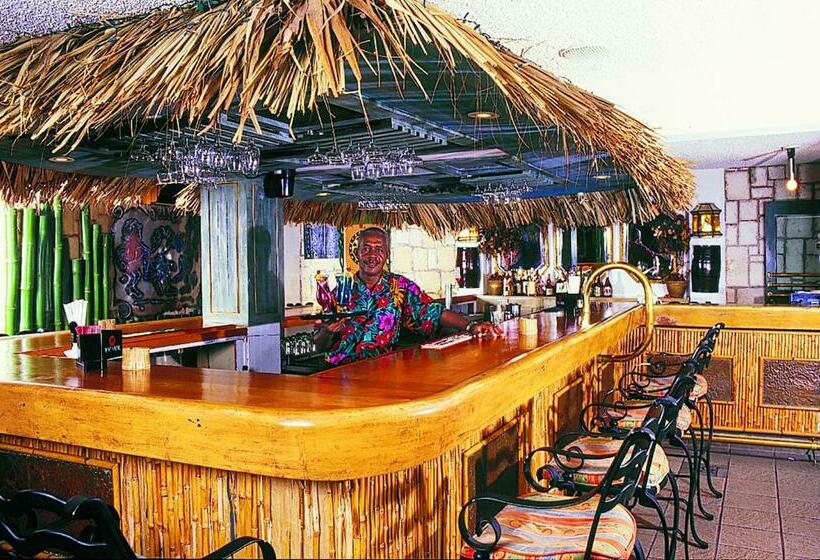 هتل Doctors Cave Beach