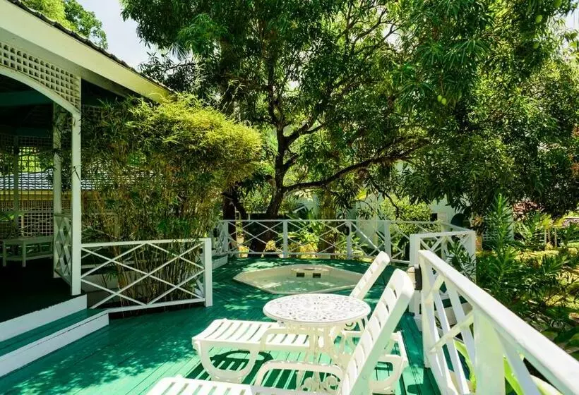 هتل Doctors Cave Beach