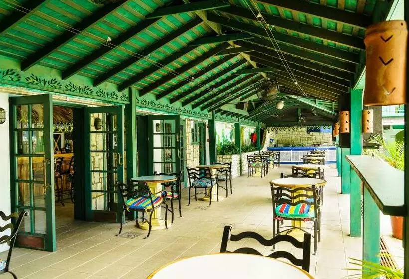 هتل Doctors Cave Beach