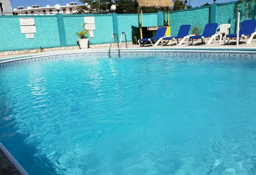 هتل Doctors Cave Beach