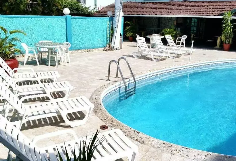 هتل Doctors Cave Beach