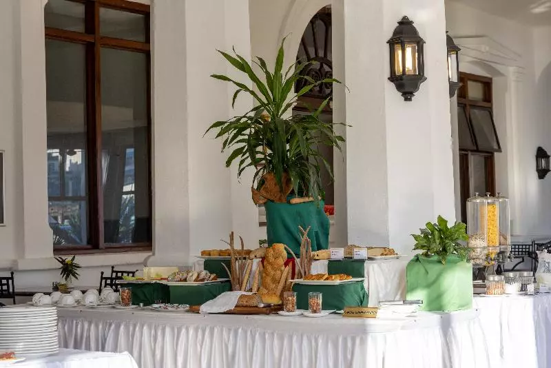 هتل Sentrim Castle Royal