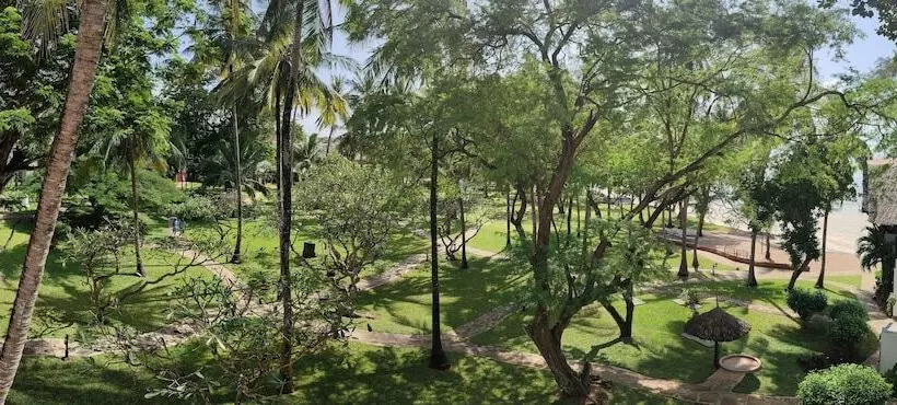 בית מלון כפרי Serena Beach Resort & Spa