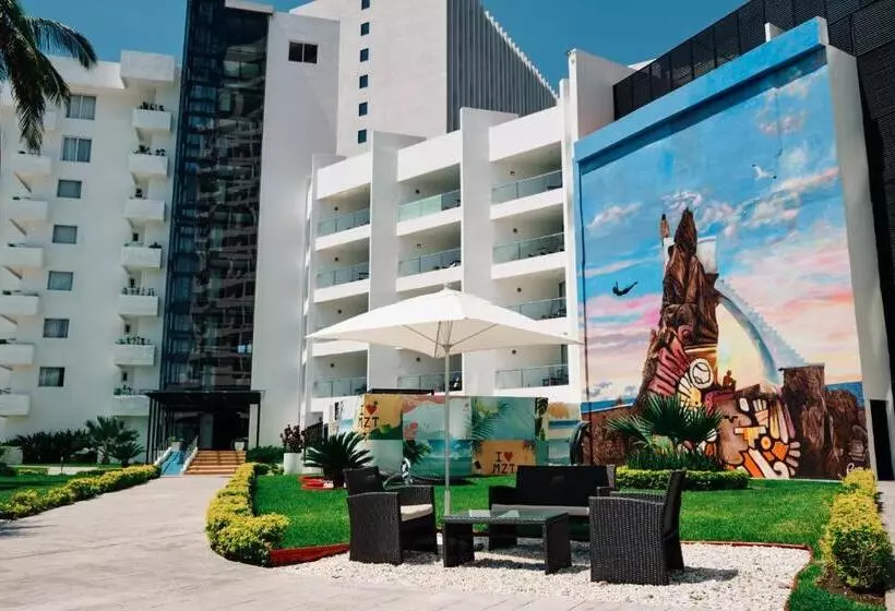 בית מלון כפרי The Inn At Mazatlan