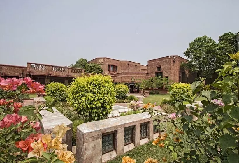 هتل Faisalabad Serena