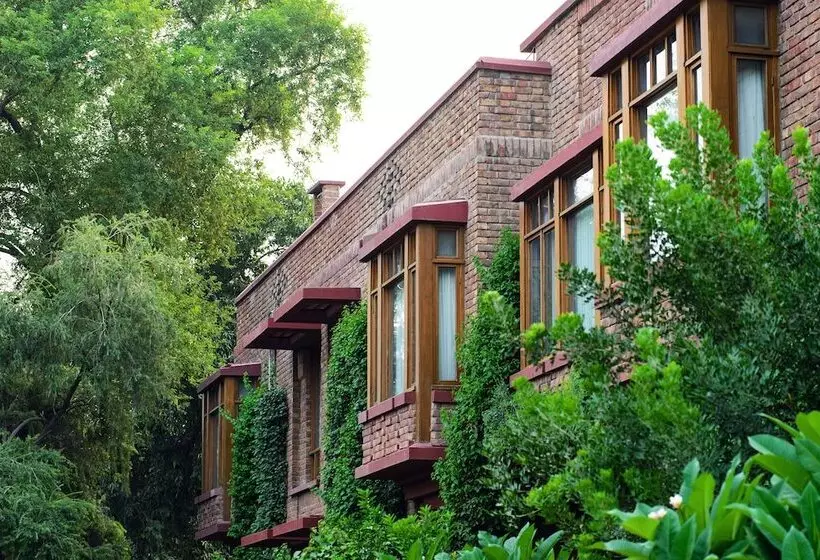 هتل Faisalabad Serena