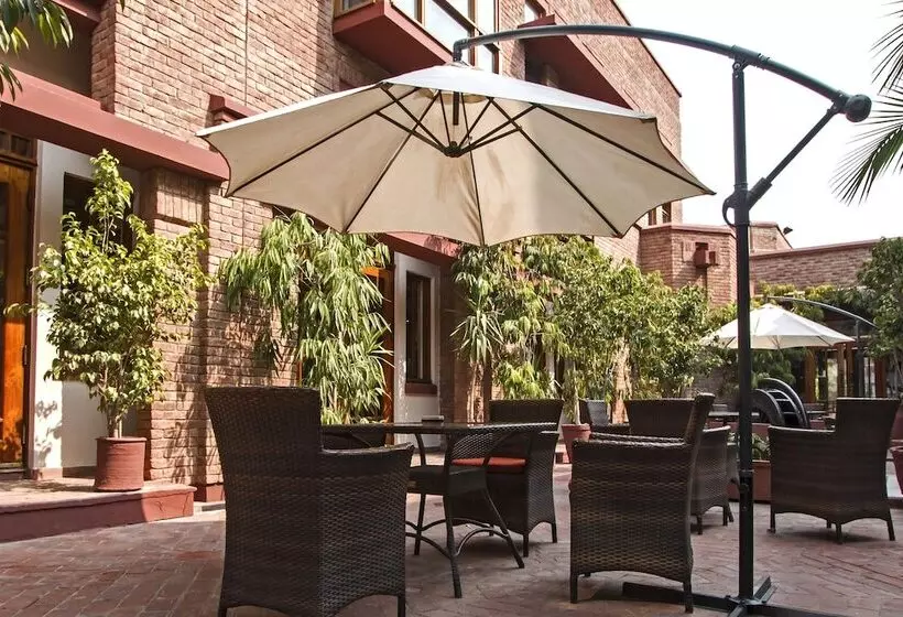 هتل Faisalabad Serena