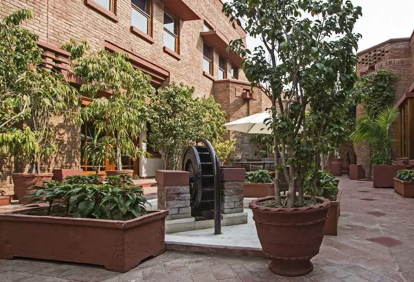 هتل Faisalabad Serena