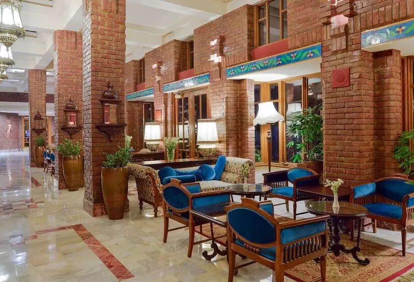 هتل Faisalabad Serena