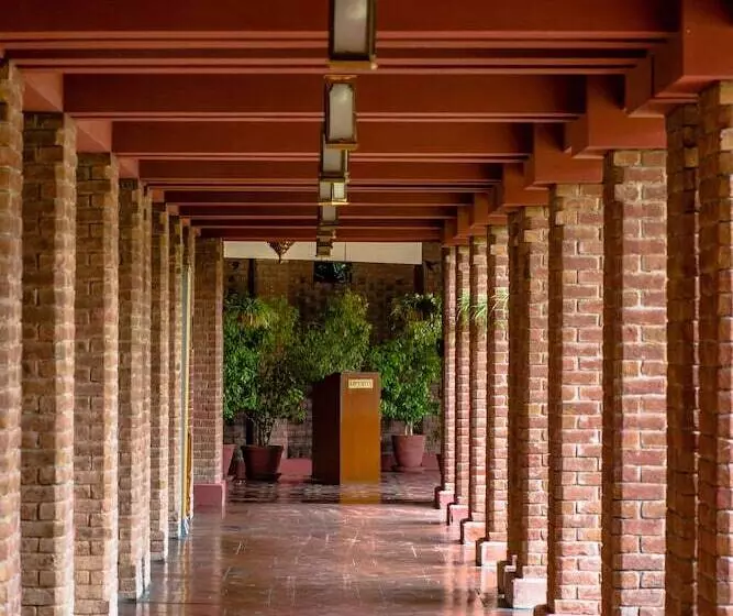 هتل Faisalabad Serena