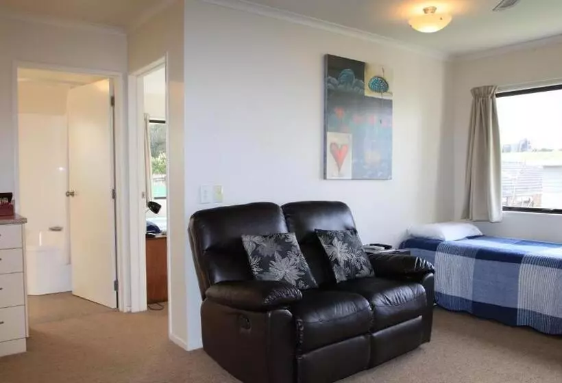 فندق على الطريق BK's Counties Motor Lodge