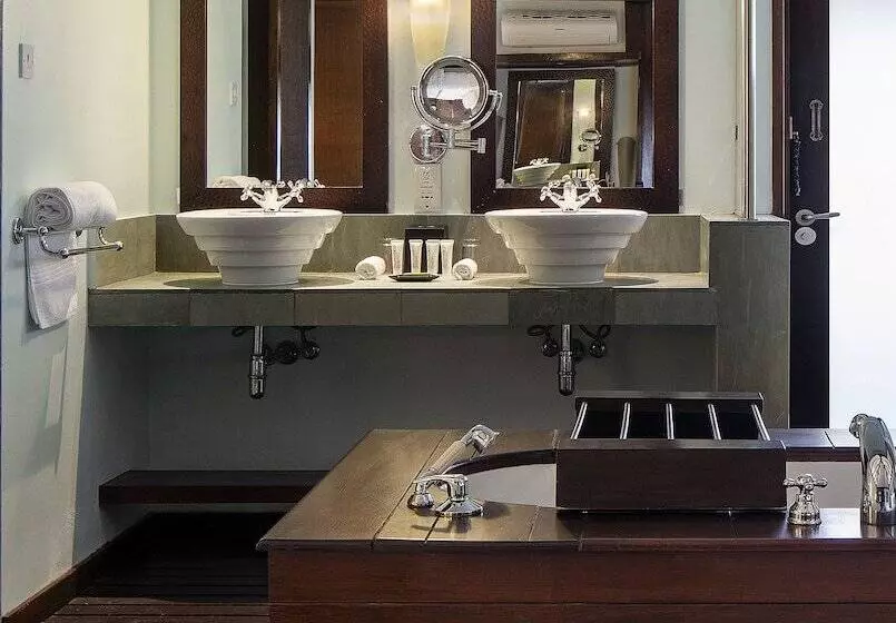 هتل Fisherman S Cove Resort