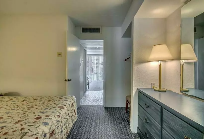 Admiral Resort Motel