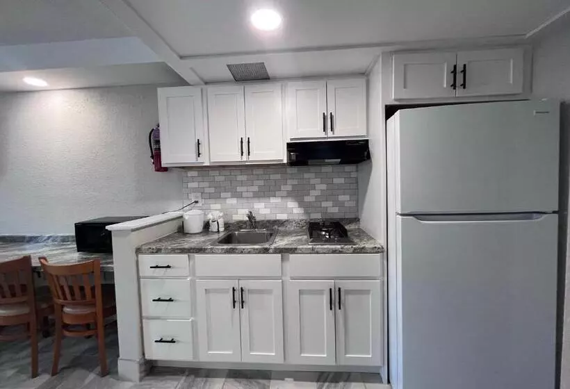 Admiral Resort Motel