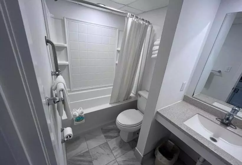 Admiral Resort Motel