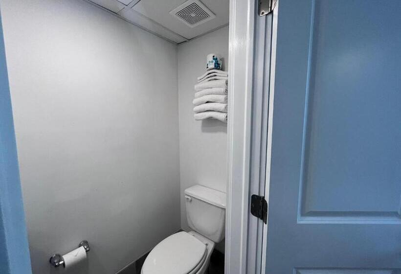 Admiral Resort Motel