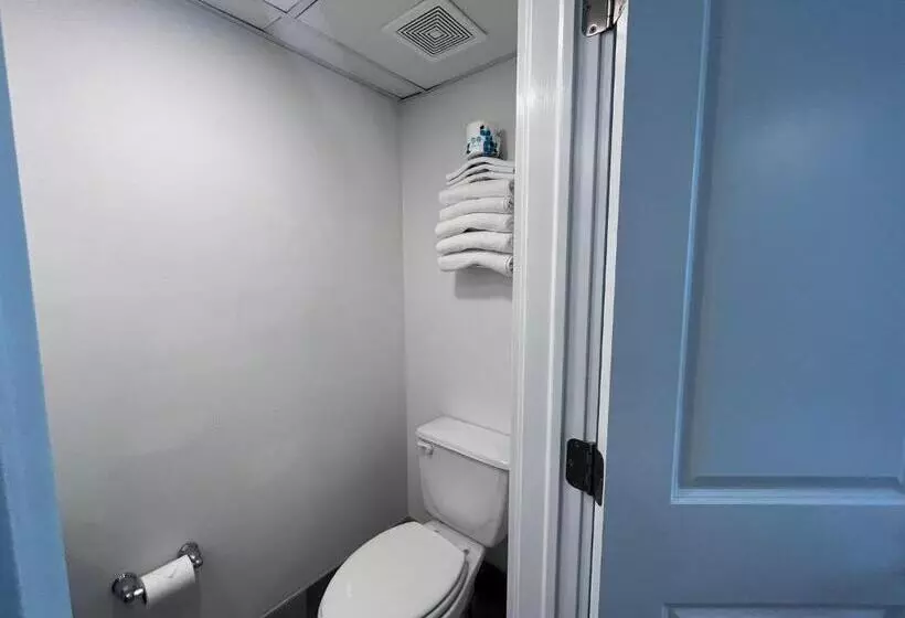 Admiral Resort Motel