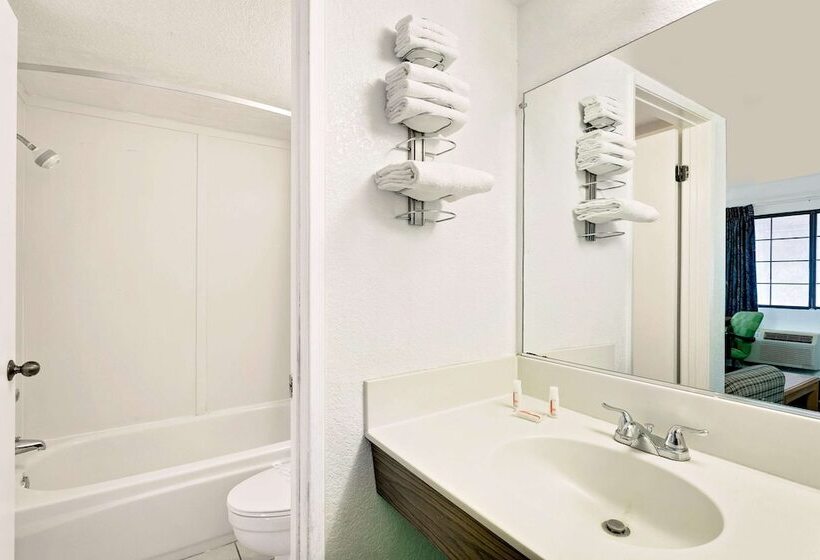 Отель Days Inn & Suites By Wyndham Needles