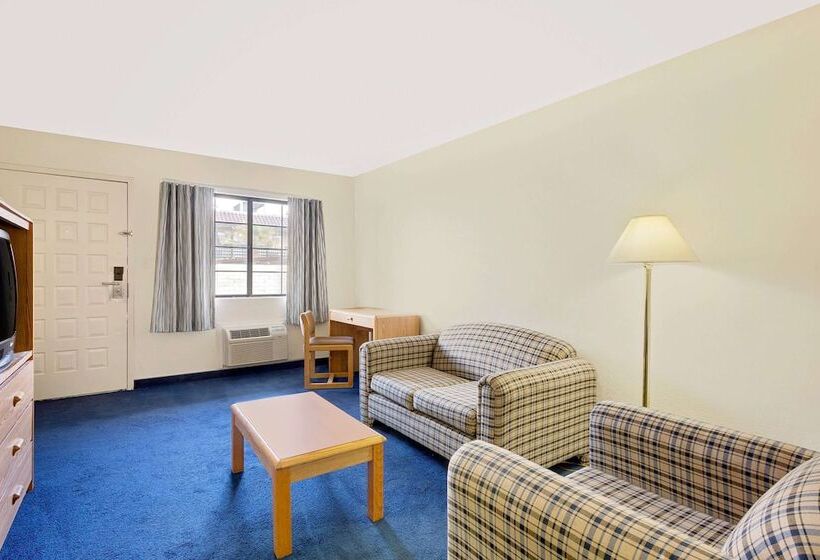 Отель Days Inn & Suites By Wyndham Needles
